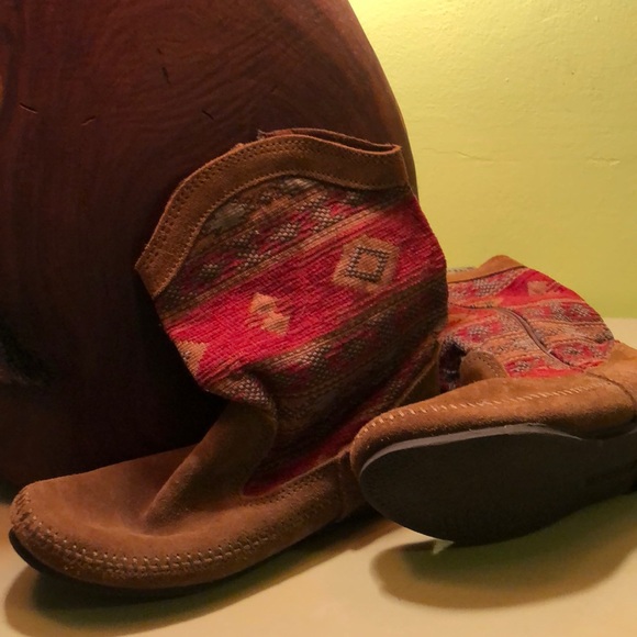Minnetonka Shoes - Minnetonka slouchy ankle boots, size 8, never worn
